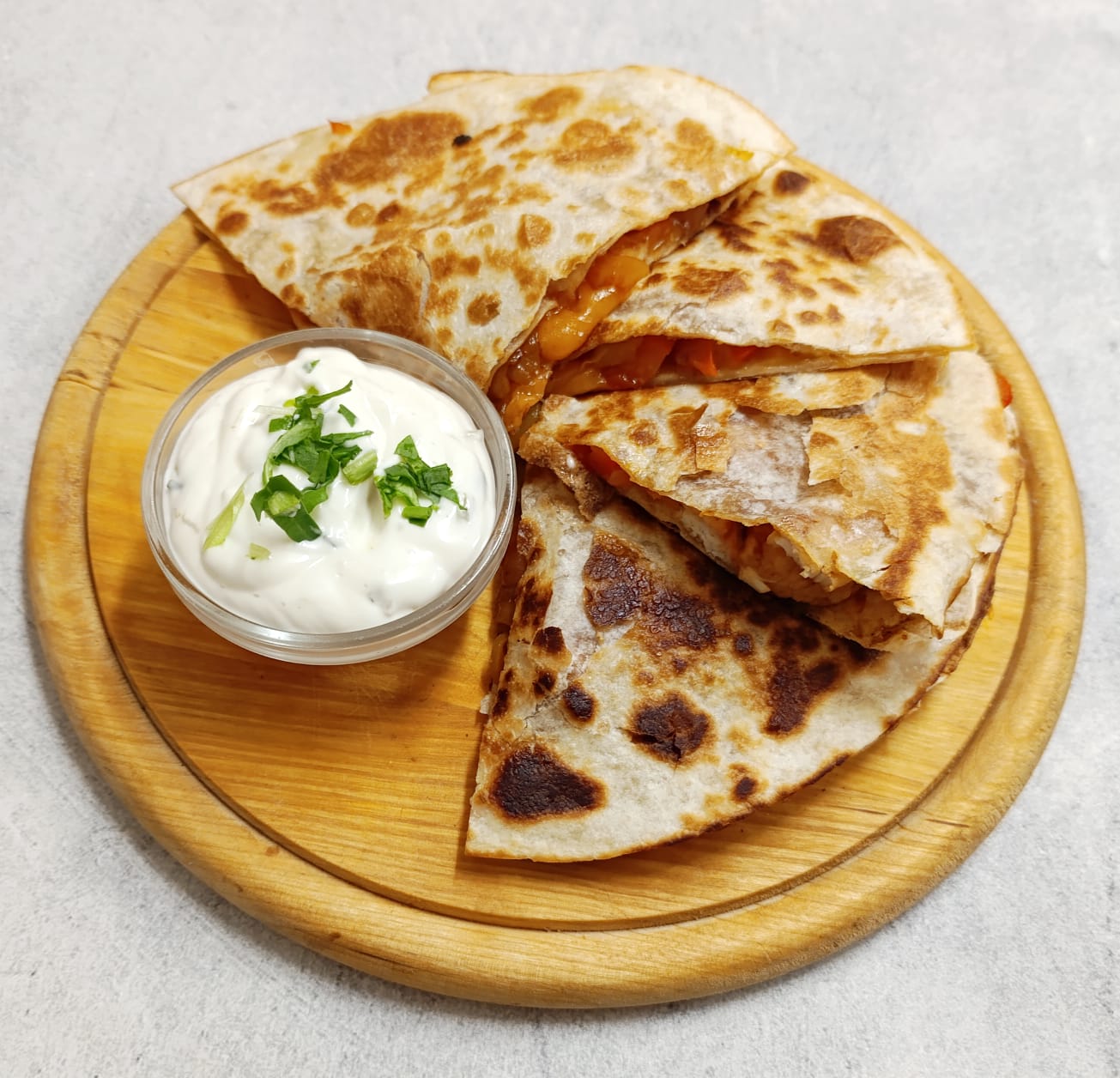 Quesadila s kuřecím masem a chedarem
