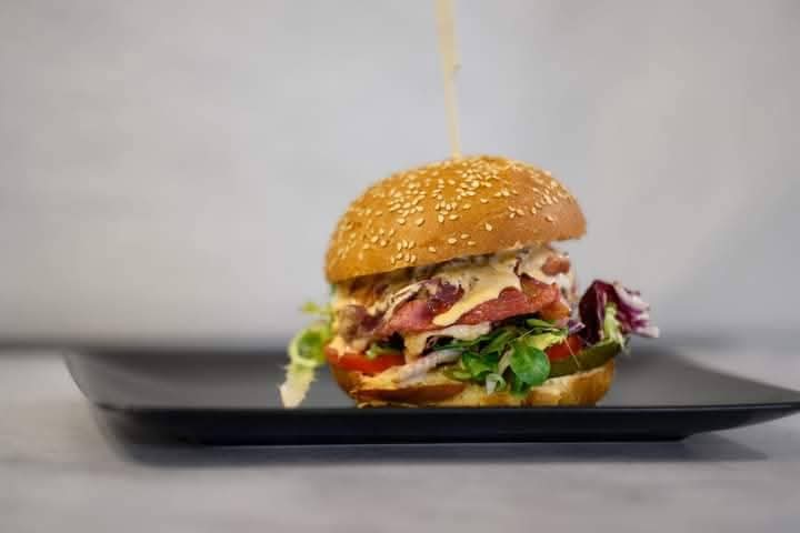 Hovězí maso,slanina,omáčka,rajče,salát,okurka,cibule