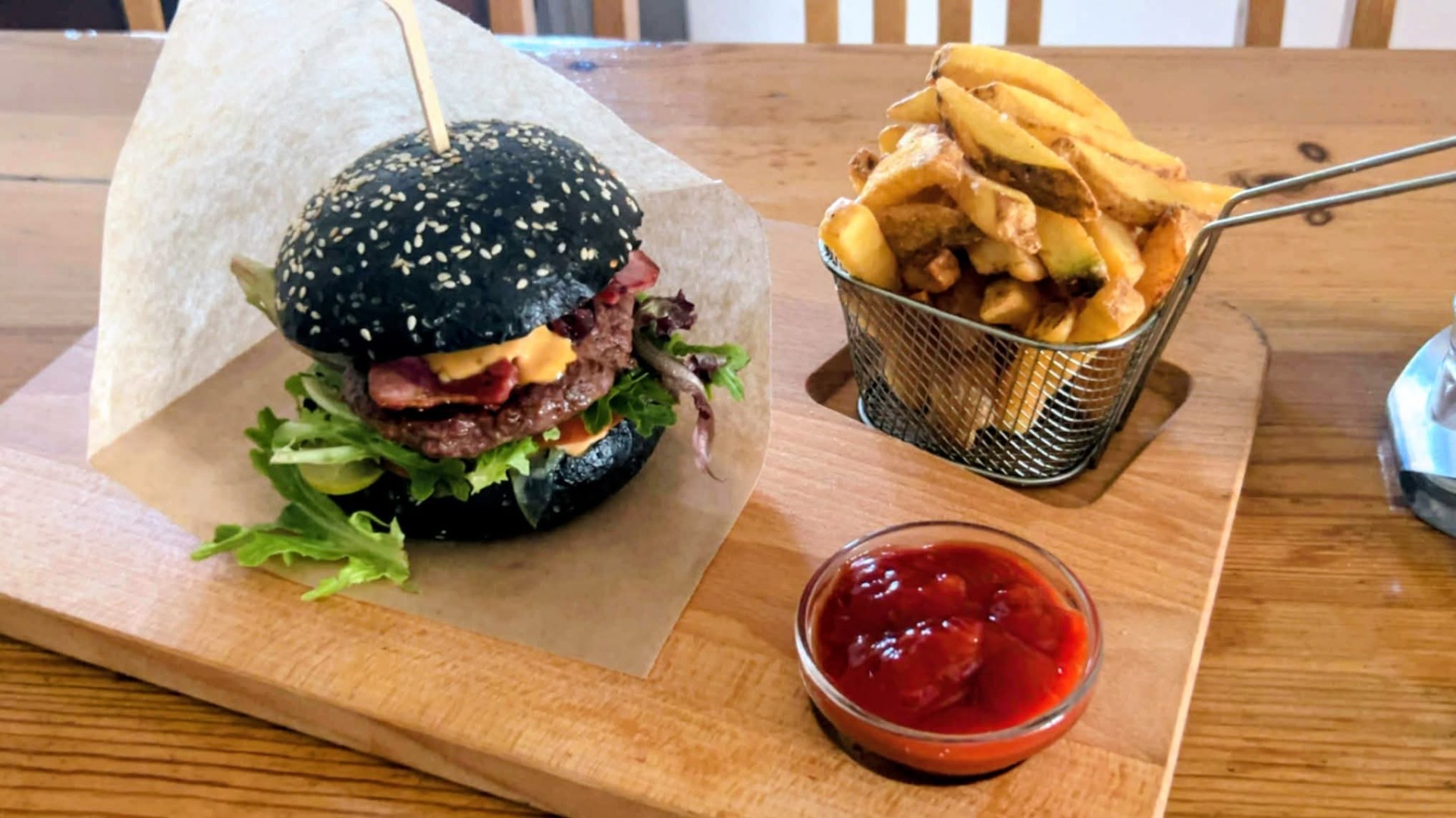 Hovězí maso, čedarová omáčka,burger omáčka,okurka, rajče,salát,cibule