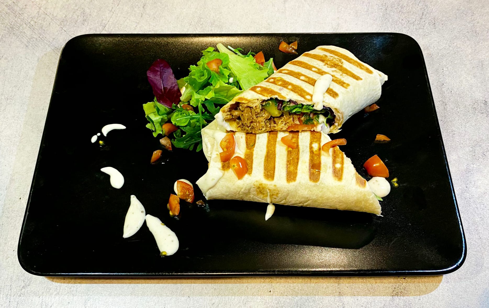 Trhané vepřové maso,cibule,rajče,paprika,okurka,salátek,česnekový dip