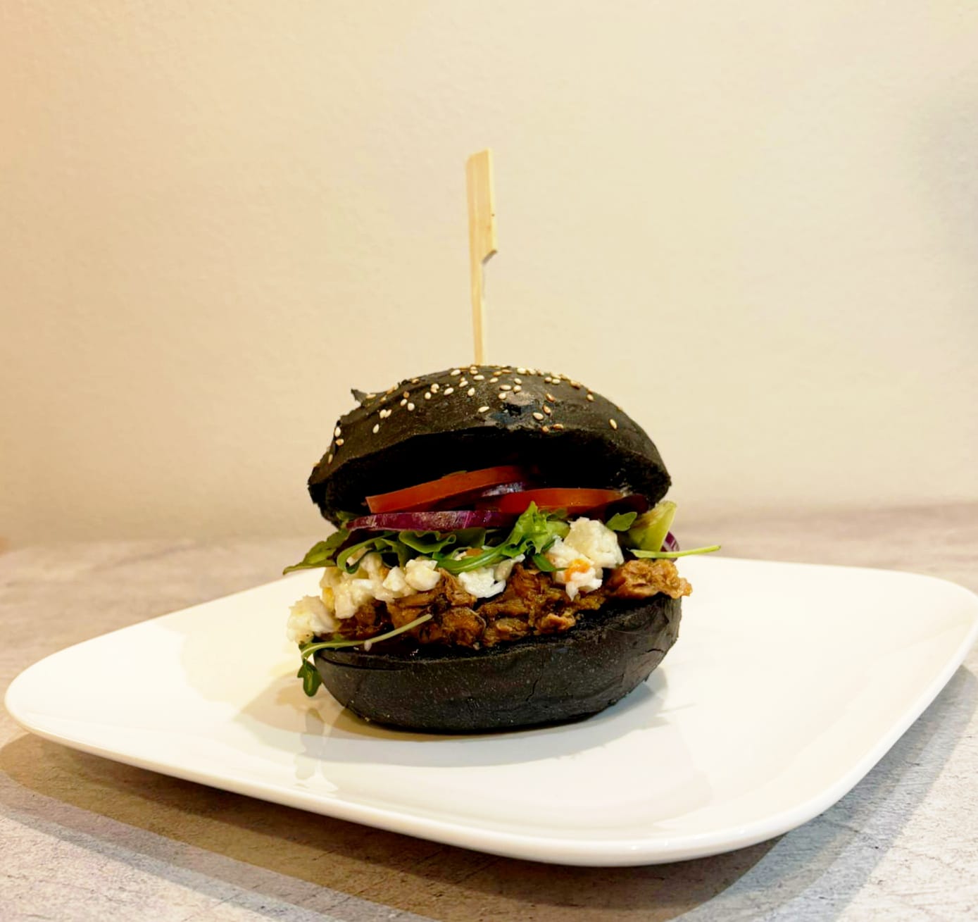 Trhané vepřové maso,bbq omáčka,salát,coleslaw,rajča,cibule