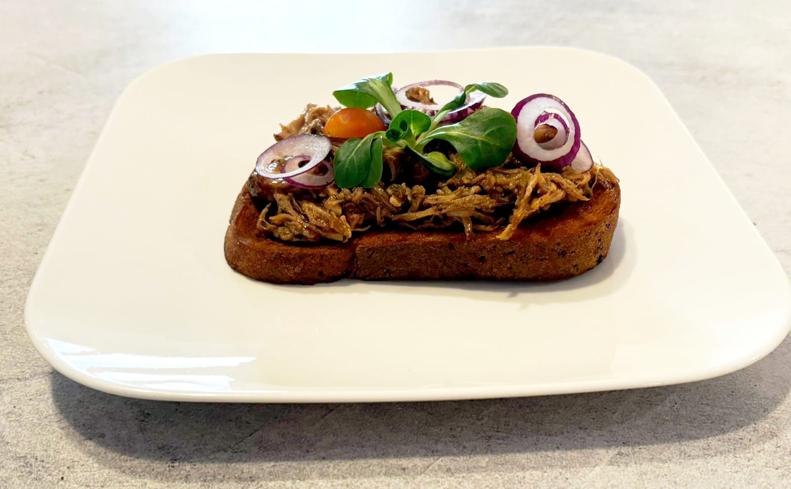 chilli omáčka,trhané vepřové maso,česnek,cibule,salátek