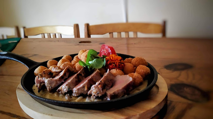 Vepřová panenka,smetana,cibule,směs hříbků