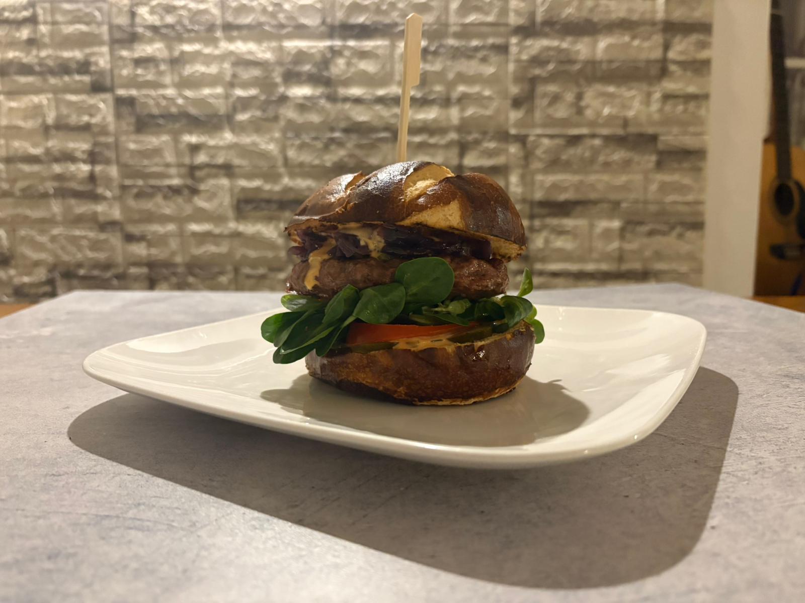 Kuřecí prso,kyselá okurka,rajče,salát,chedarová omáčka,burger omáčka