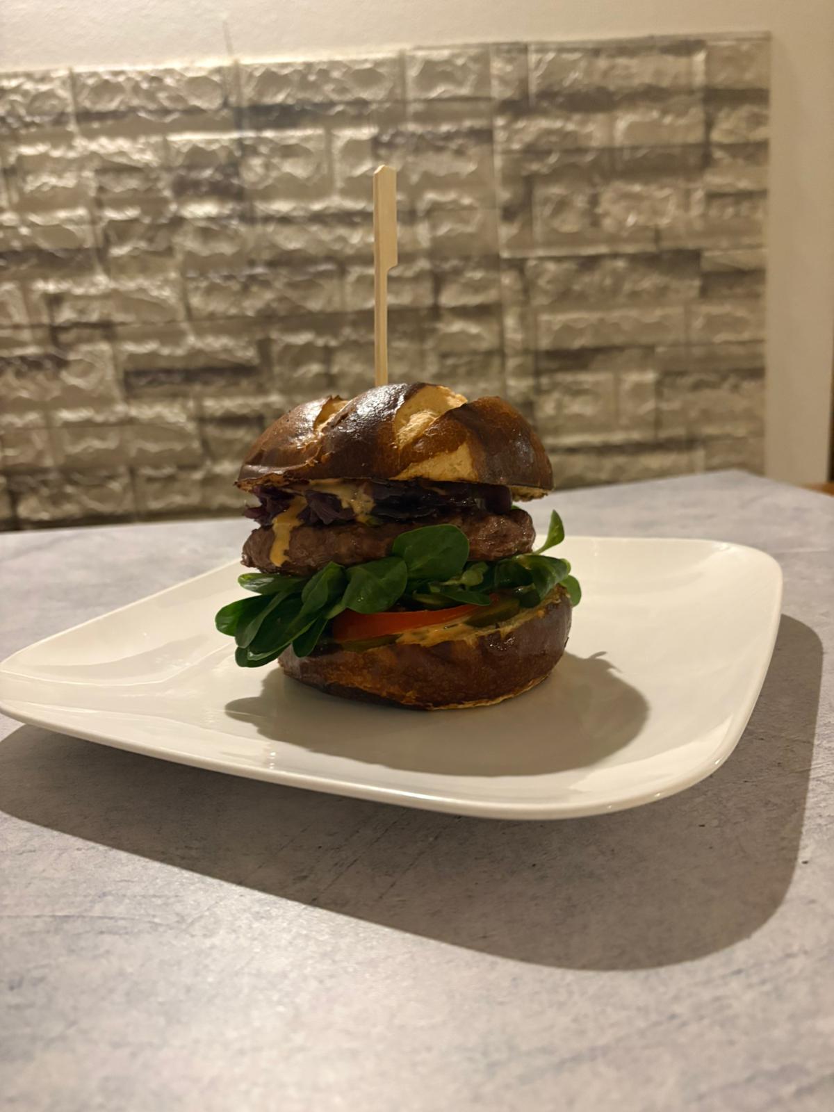 Kančí maso,brusinky,bbq omáčka,salát,rajče,kyselá okurka,cibule