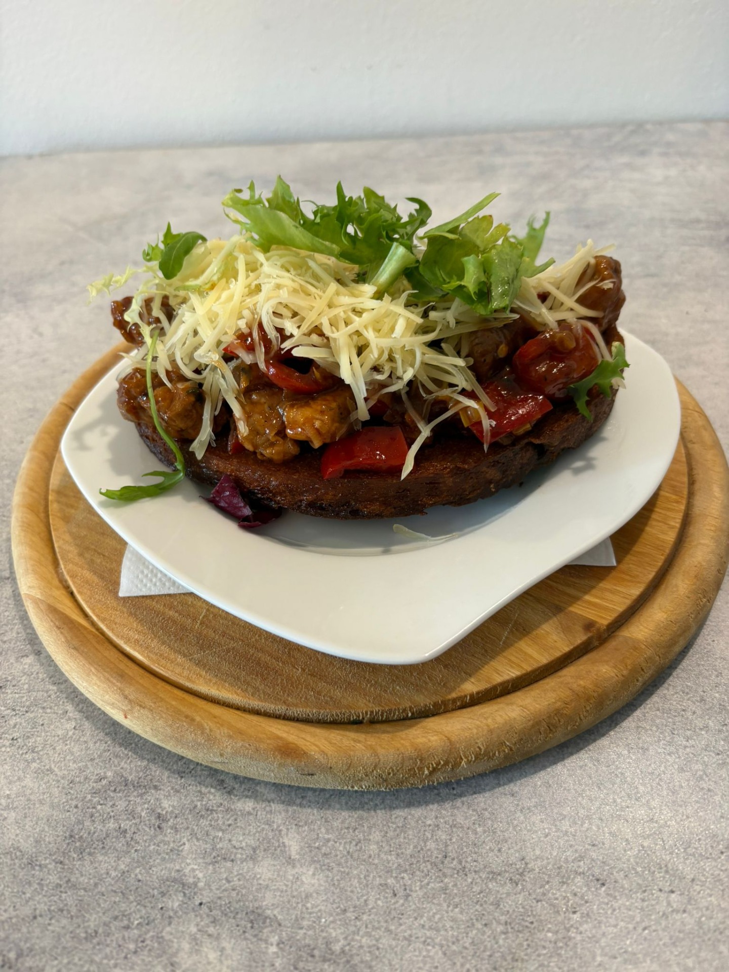 chilli omáčka,vepřové+kuřecí maso,česnek,cibule, paprika, sýr eidam,salátek